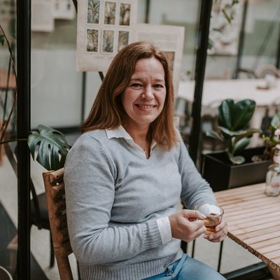 Inge Schuller, theesommelier, met een glas thee in haar hand